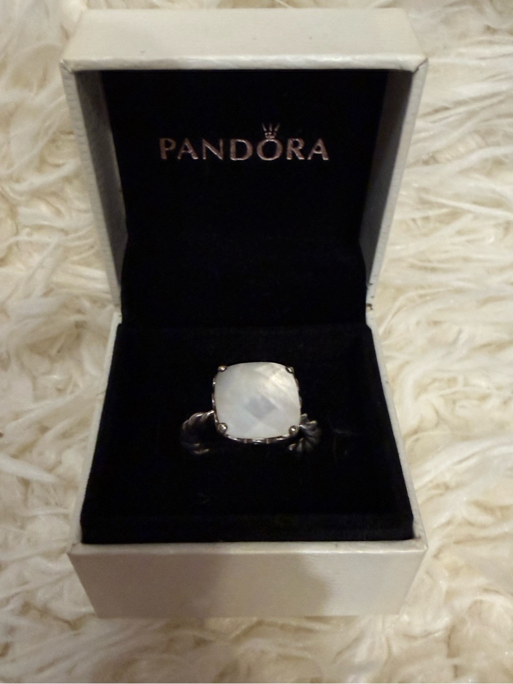PANDORA Sincerity Twisted Mother Of Pearl
Twisted size 7 retired